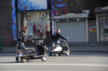 Москва. Мотоциклисты на Тверской улице, перекрытой в связи с проведением традиционной первомайской демонстрации.