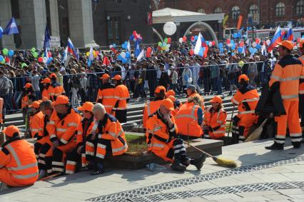 Москва. Участники традиционной первомайской демонстрации во время шествия от Красной площади к Тверской улице.