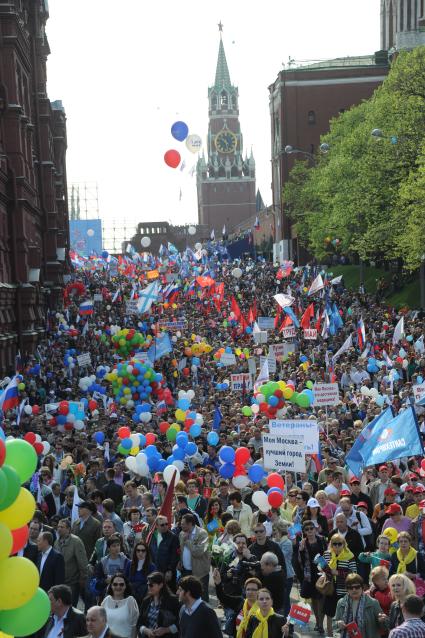 Москва. Участники традиционной первомайской демонстрации во время шествия от Красной площади к Манежной.