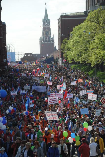 Москва. Участники традиционной первомайской демонстрации во время шествия от Красной площади к Манежной.