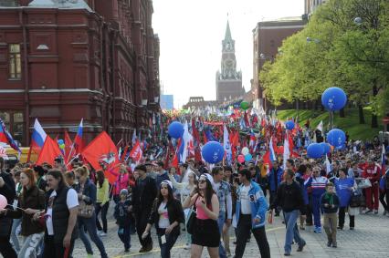 Москва. Участники традиционной первомайской демонстрации во время шествия от Красной площади к Манежной.