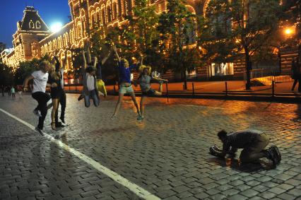 Москва. Продюсер Илья Стюарт (слева), актриса Светлана Устинова (вторая слева), креативный директор агентства FIRMA Даниил Сергеев (третий слева), актриса Анна Чиповская (четвертая слева), актриса Надежда Михалкова (вторая справа) и режиссер Резо Гигинеишвили (фотографирует) во время вечерней прогулки по Красной площади.