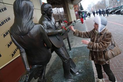 Екатеринбург. Женщина возлагает цветы к памятнику поэту Владимиру Высоцкому.