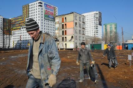 Москва. Снос пятиэтажного дома рядом с новыми домами Wellton Park.