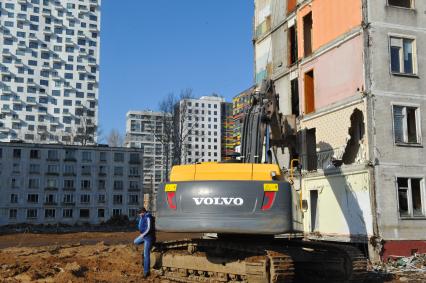 Москва. Снос пятиэтажного дома рядом с новостройкой.