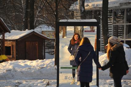 Москва. Девушки катаются на коньках в парке Сокольники.