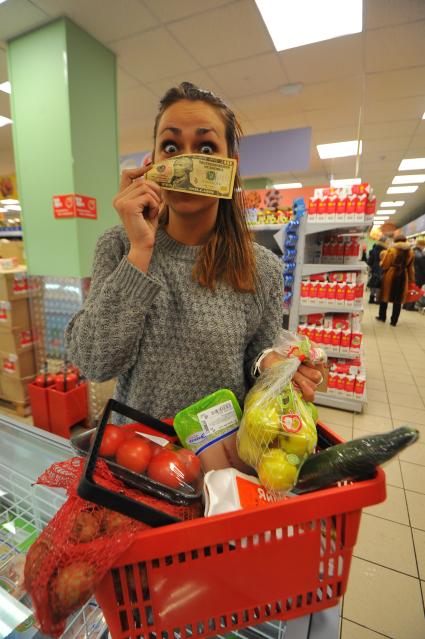 Москва. Девушка в продуктовом магазине.