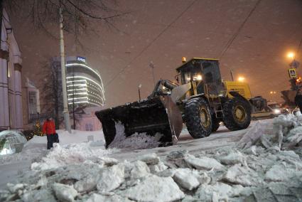 Екатеринбург. Трактор убирает снег с тротуара.