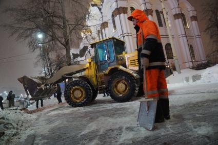 Екатеринбург. Трактор убирает снег с тротуара.