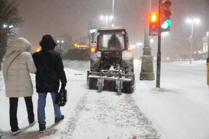 Екатеринбург. Трактор убирает снег с тротуара.