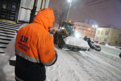 Екатеринбург. Трактор убирает снег с тротуара.