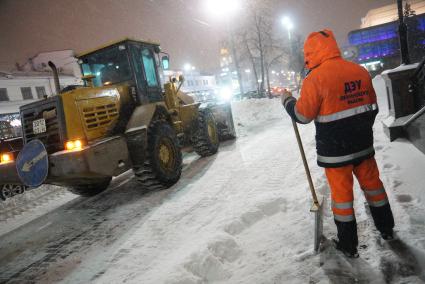 Екатеринбург. Трактор убирает снег с тротуара.