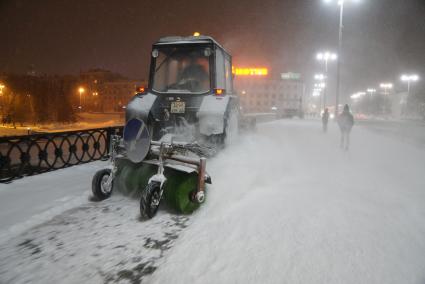 Екатеринбург. Трактор убирает снег с тротуара.