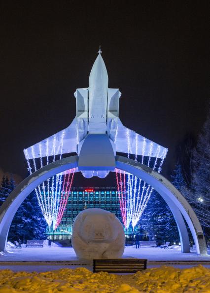 Пермь. Памятник самолету Миг-31 на аллее возле Пермского моторостроительного завода. Возле памятника - огромный снежный медведь, символ Пермского края.