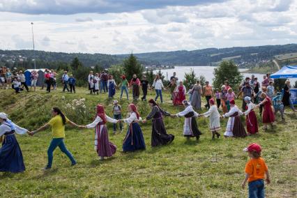 Пермь. Женщины в национальных костюмах водят хоровод.