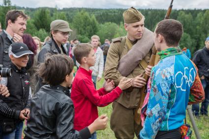 Пермь. Зрители общаются с участником военно-исторической реконструкции.