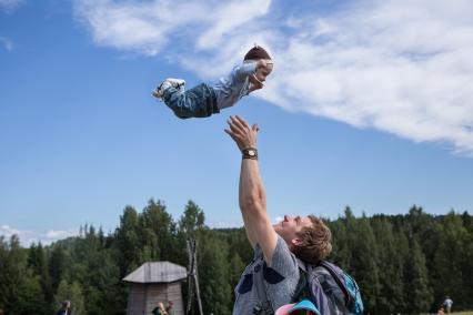 Пермь. Мужчина подбрасывает ребенка.