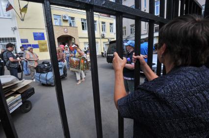 Москва. Изъятые у уличных художников картины в Управе района Арбат.