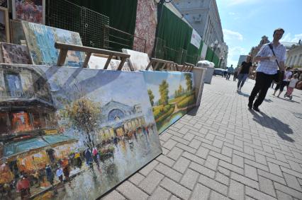 Москва. Продажа картин на Старом Арбате.