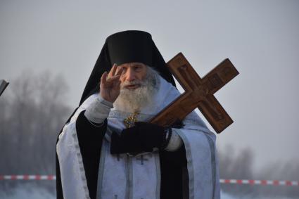 Крещенские купания в Новосибирске. Обряд освящения воды в купели возле храма Михаила Архангела.