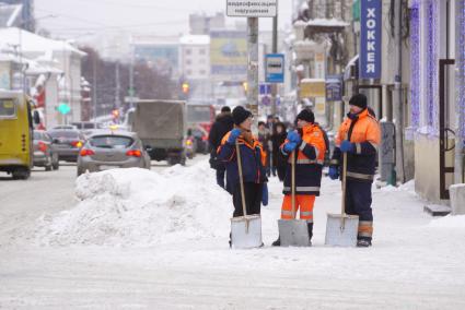 Екатеринбург. Дворники отдыхают во время уборки снега.