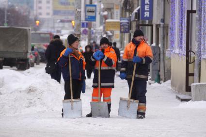 Екатеринбург. Дворники отдыхают во время уборки снега.