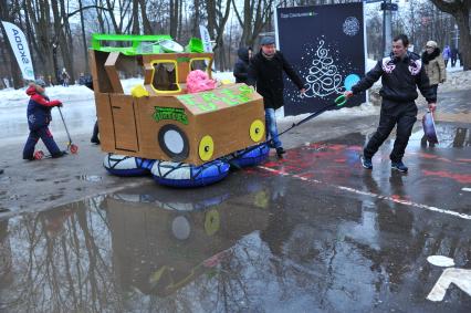 Москва. Третий фестиваль необычных саней `Battle Сани`, посвященный Дню защитника Отечества прошел в парке Сокольники.