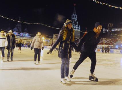 Москва.  Молодежь во время отдыха в День российского студента на ГУМ-катке на Красной площади.