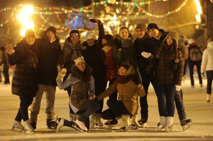 Москва.  Молодежь во время отдыха в День российского студента на ГУМ-катке на Красной площади.