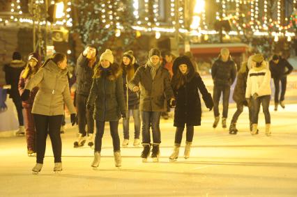 Москва.  Молодежь во время отдыха в День российского студента на ГУМ-катке на Красной площади.