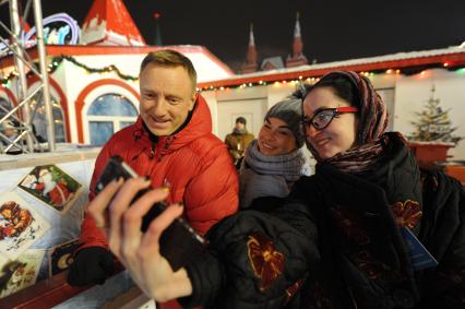 Москва. Министр образования и науки РФ Дмитрий Ливанов перед хоккейным матчем в рамках празднования Дня студента в ГУМ-катке на Красной площади.