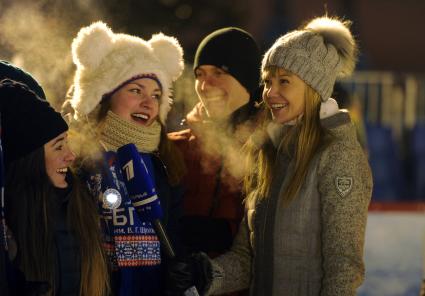 Москва.  Телеведущая Алла Михеева (справа) во время  празднования Дня студента в ГУМ-катке на Красной площади.