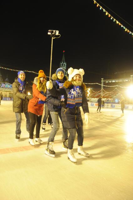 Москва.  Молодежь во время отдыха в День российского студента на ГУМ-катке на Красной площади.