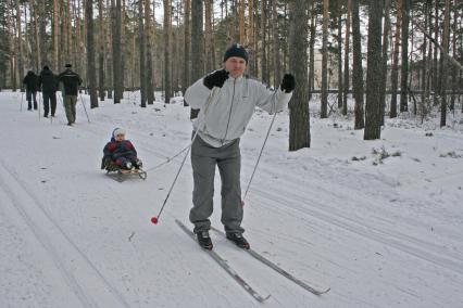 Барнаул. Мужчина с ребенком катается на лыжах.