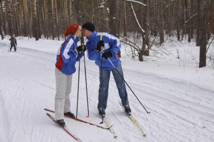 Барнаул. Мужчина и женщина катаются на лыжах.