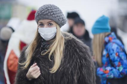 Екатеринбург. Девушка в медицинской маске на улице.