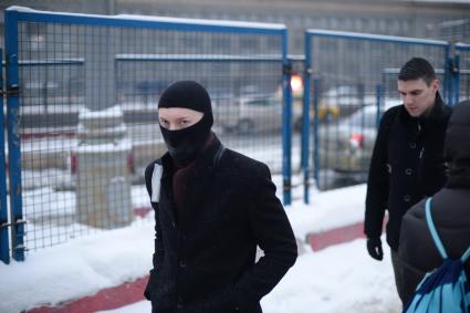 Эпидемия свиного гриппа в Москве. Юноша в балаклаве идет по улице.