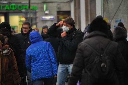 Эпидемия свиного гриппа в Москве. Мужчина в медицинской маске идет по улице.