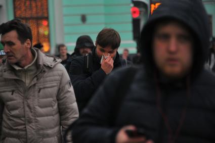 Эпидемия свиного гриппа в Москве. Мужчина с носовым платком идет по улице.