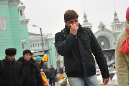 Эпидемия свиного гриппа в Москве. Мужчина с носовым платком идет по улице.