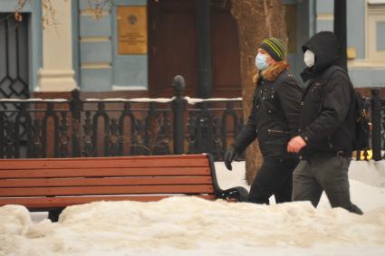 Эпидемия свиного гриппа в Москве. Мужчины в медицинских масках идут по улице.