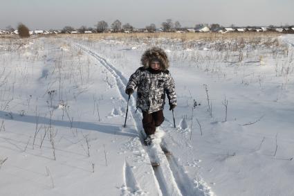 Нижний Новгород. Ребенок катается на лыжах.