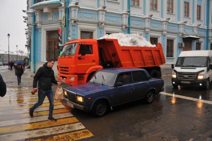 Москва.   Снегоуборочная техника на одной из улиц города.