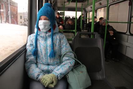 Нижний Новгород. Девушка в медицинской маске едет в автобусе.