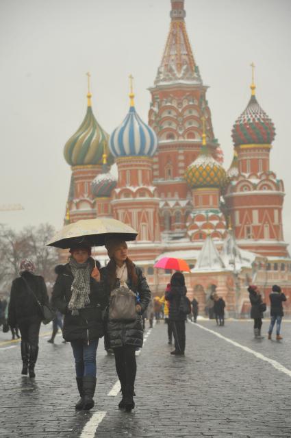 Москва.  Красная площадь. Прохожие у Храма Василия Блаженного.