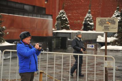 Москва. Мужчина с фотоаппаратом на Красной площади.