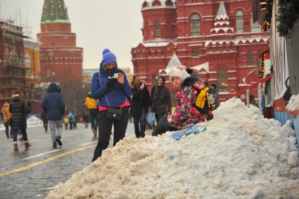 Москва. Женщина с ребенком на Красной площади.