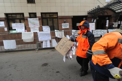 Москва.  Плакаты демонстрантов у посольства Турции. Протесты начались накануне из-за того, что турецкие ВВС сбили российский бомбардировщик Су-24, принимавший участие в антитеррористической операции в Сирии.