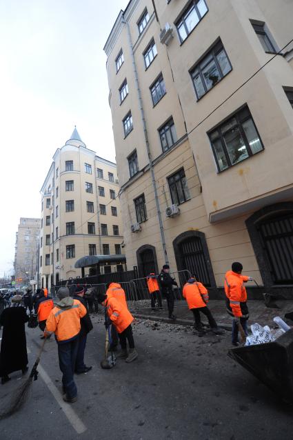 Москва.  Последствия акции протеста у посольства Турции. Протесты начались накануне из-за того, что турецкие ВВС сбили российский бомбардировщик Су-24, принимавший участие в антитеррористической операции в Сирии.