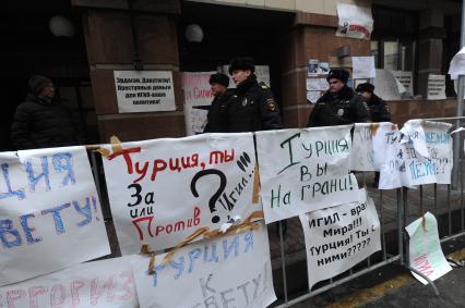 Москва.  Последствия акции протеста у посольства Турции. Протесты начались накануне из-за того, что турецкие ВВС сбили российский бомбардировщик Су-24, принимавший участие в антитеррористической операции в Сирии.